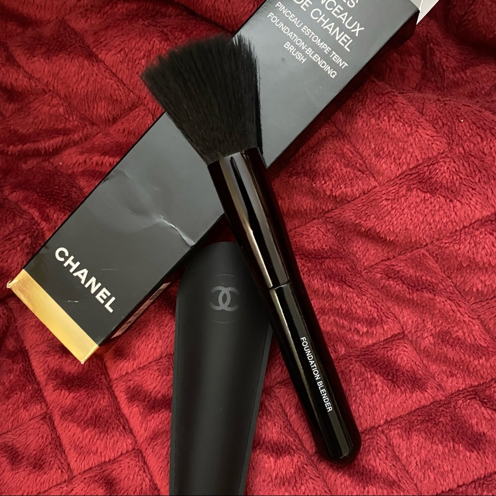 Chanel LES PINCEAUX DE CHANEL Foundation Blender Brush N°102